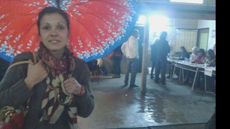 Antes de votar, la precandidata del MST-Nueva Izquierda, Natalia Espasa, salió a recorrer escuelas. Como puede verse en la imagen, en algunas de ellas debió usar el paraguas del lado de adentro del establecimiento….