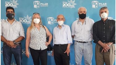 En un almuerzo junto al intendente @FedericoAchaval recibimos la mejor noticia, el comienzo de la obra tan ansiada #unhospitalcentralparapilar. Con presencia de integrantes de comisión de #UHPP compartimos junto a @BordacharGuido @LaurentPilar detalles de la de obra y su inicio. Julian Arguello / @JAARGUELLO78..