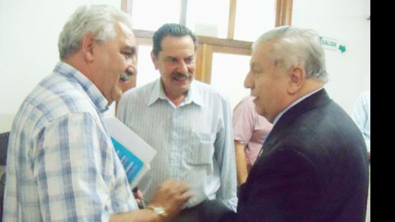 Integración. “Esto es integración”, dijo el presidente del Concejo deliberante, Marcelo Castillo, mientras se abrazaba afectuoso con los referentes radicales Ricardo Giménez y Manuel Martignone (presidente del partido). Fue el lunes, antes de la sesión del HCD en la que ediles y mayores contribuyentes votaron la creación de la tasa a los combustibles y el aumento del resto de los tributos vigentes..