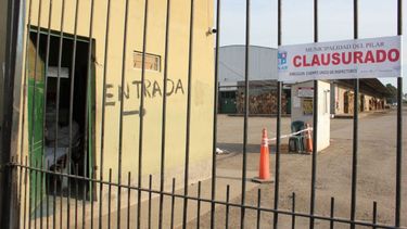 CLAUSURADO. El mercado fue cerrado por el Municipio tras detectar un caso positivo..