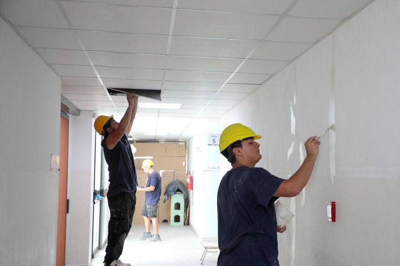 EN OBRA. El Municipio pone a punto las escuelas de cara al inicio del ciclo lectivo, el próximo 2 de marzo.