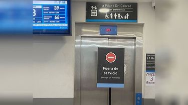 Lindo curro el del @MindeTransporte. Más de 2 años para “recuperar” en @Tren_SanMartin  y en apenas meses estamos otra vez así. Eso sí, hablan con la “e” porque son inclusivos. Sin ascensor, tocan escaleras… más de 50 escalones. Tranqui. FirenzeTroll / @FirenzeTroll..