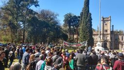 UNIDOS. Parte de los manifestantes, con la centenaria edificación, de fondo..