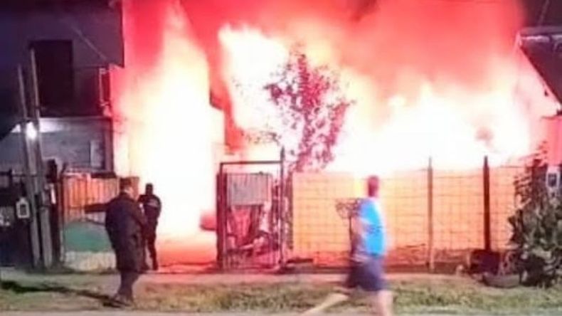 El fuego se inició pasadas las 22 y devoró por completo la vivienda. .