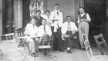 Una buena ubicación para observar los festejos de las Fiestas Patronales de 1948, sobre la vereda del “Bar Plaza”. .