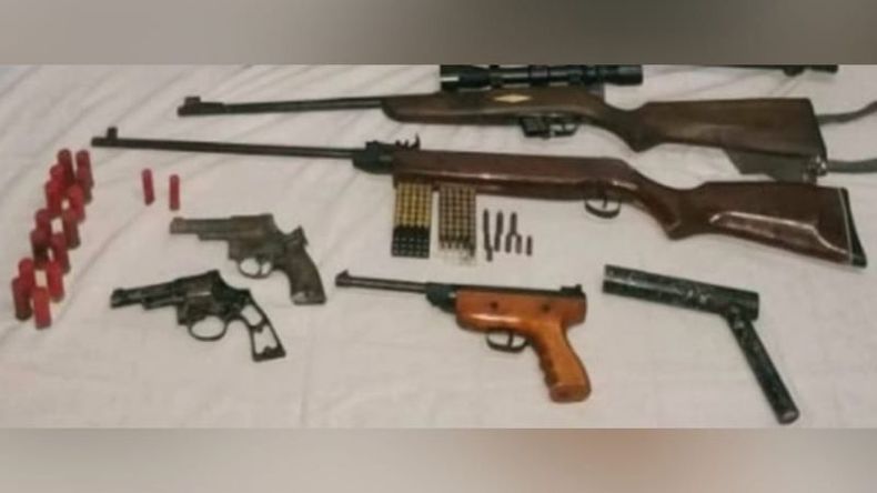 ARSENAL. Entre el armamento había un fusil con mira telescópica. .