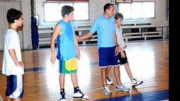 (www.eldebate.com.ar) Juan Negro, comandando el primer entrenamiento, en Independiente..