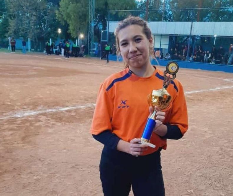CAMPEONA. Jazmín Godoy posa con el trofeo, tras consagrarse en el Future de Paraná.