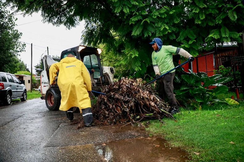 Siguen los trabajos preventivos en las calles de Pilar por la ca&iacute;da de la lluvia.