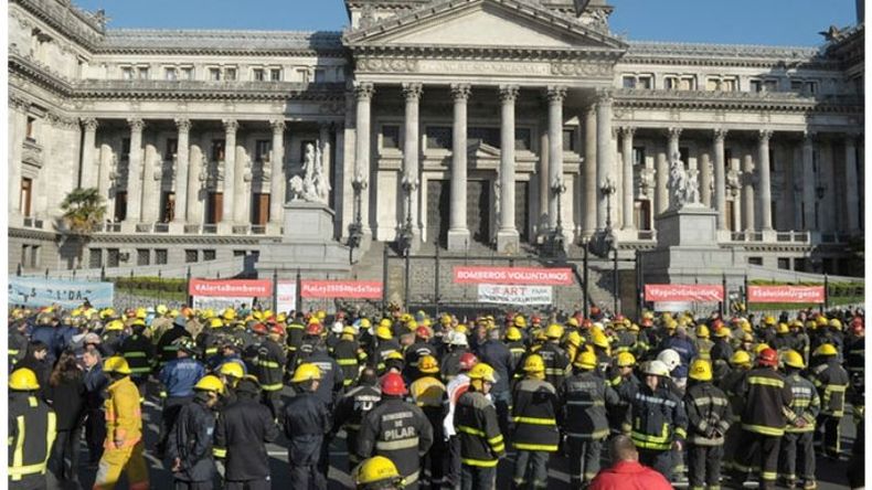 ABRAZO. Los Bomberos Voluntarios de Pilar participaron del reclamo..