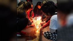 VELAS PARA SOL. Familiares y amigos la recordaron en la puerta de la maternidad..