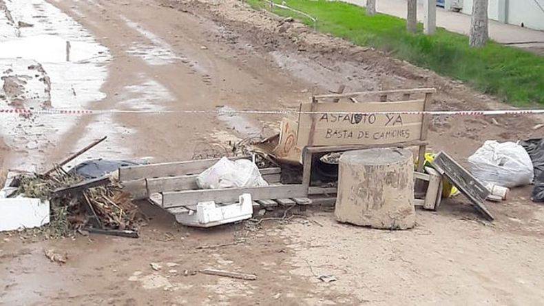 BLOQUEO. Los vecinos armaron una barricada en la calle Pedro Nieto..