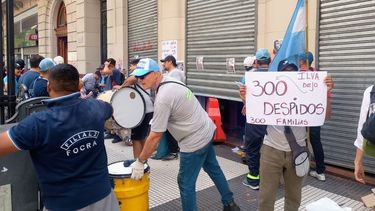 RECLAMO. Trabajadores de ILVA, este martes, en la sede de la UIA.&nbsp;
