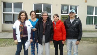 REGRESO. Luis (centro) junto a sus hijos y trabajadores del Municipio que lo acompañaron..