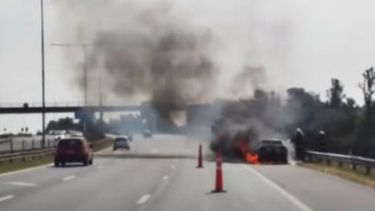 El incendio en el vehículo se inició por una falla eléctrica.