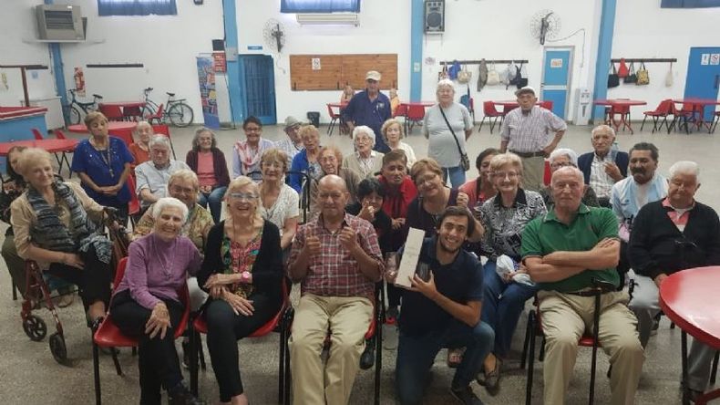 Campaña. Los adultos mayores que asisten al Club de Día María Rosa Mística donarán cartucheras a un centro comunitario. .