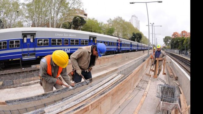 Las obras en los andenes provocan demoras en los servicios..