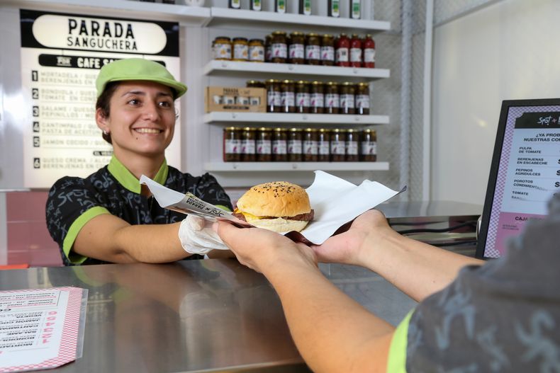 La Burger, producto estrella de La Birra Bar, está disponible en la estación de servicio Axion del Km. 50 de la Ruta 8.