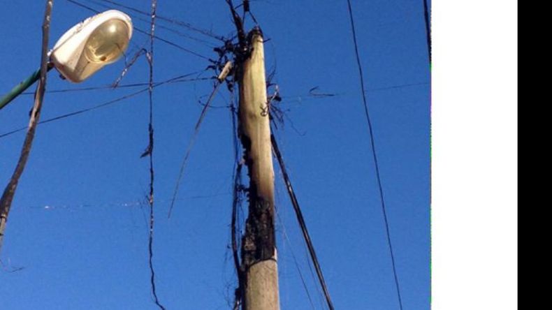 CONSECUENCIAS. Calle Alem de La Lonja. El incendió quemó cable y los postes..