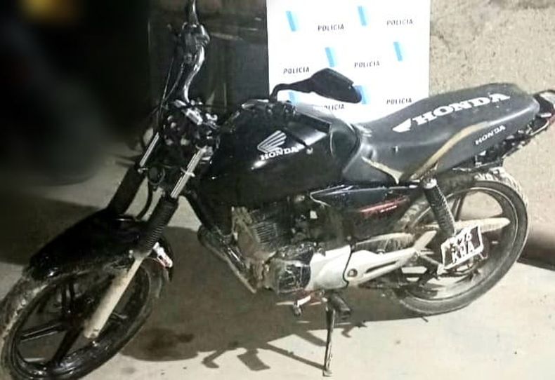 La moto en la que circulaban los delincuentes.