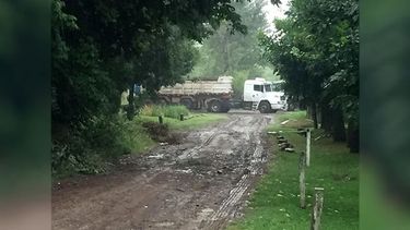 CAMIONES. Los vecinos denuncian que, además, destrozan la calle..