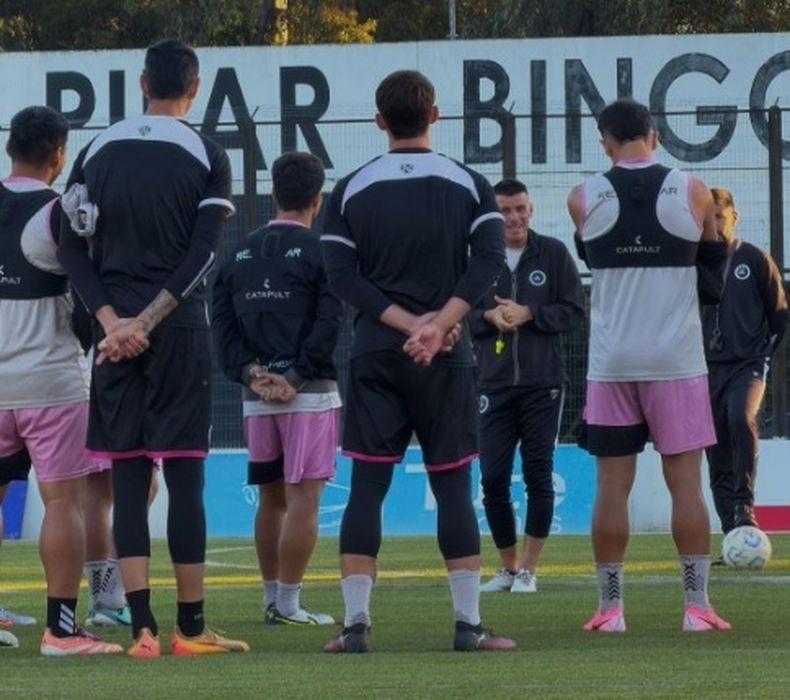 PRÁCTICA. El técnico Piter Torres dirige el entrenamiento en el Barraza.