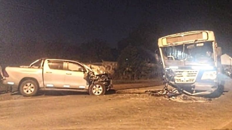 FRONTAL. Ambos vehículos sufrieron daños en la parte delantera. Foto. Pilar a Diario. .