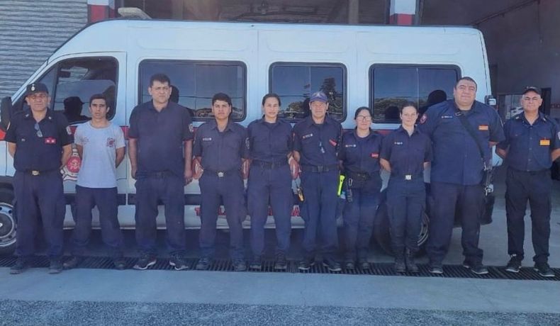Cuatro bomberos de Pilar y seis de Del Viso viajaron a Villa Gesell para sumarse a las tareas de rescate en el hotel Dubrovnik.&nbsp;
