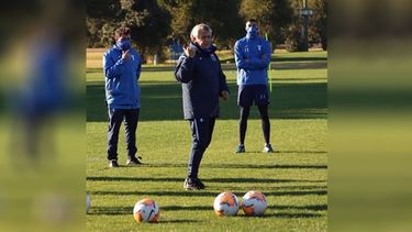 A TRABAJAR. Gorosito da la charla previa al inicio del entrenamiento en Mapuche..