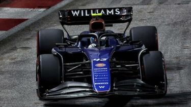 VELOCIDAD. El Williams de Colapinto en plena clasificación en el callejero Marinas Bay.