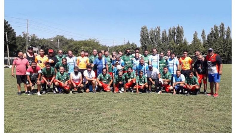 FAIR PLAY. Amigos Villa Rosa y Fátima FC con la terna arbitral posan antes del partido..
