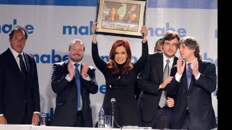 Daniel Scioli, con Sabbatella y Cristina, ayer en Morón. Ya recibió los fondos para pagar aguinaldos..