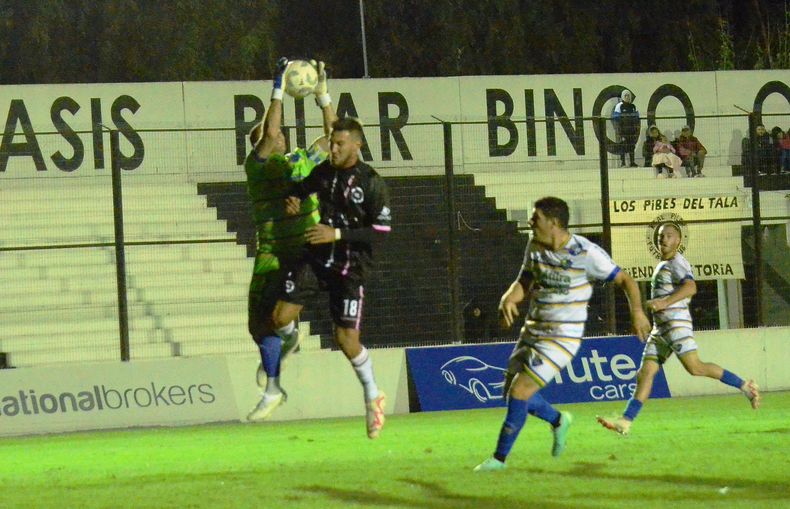 Robertino Giacomini busca ganar en las alturas. Real jugará el miércoles por la lluvia.