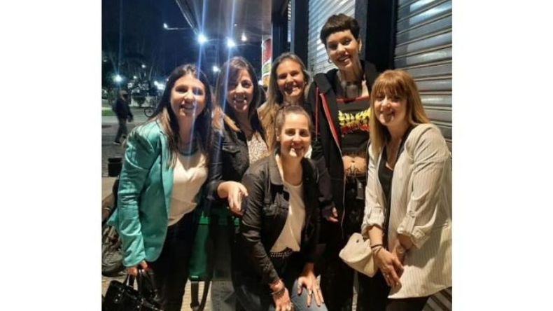 Las chicas fueron a ver Sex y a la salida se fotografiaron con la también pilarense Ana Devin, una de las estrellas de la obra..