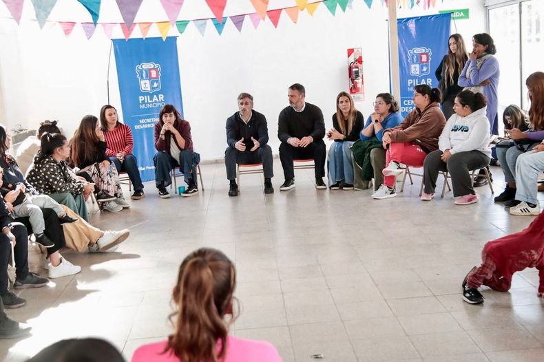 EN RONDA. Federico Achával y parte de su gabinete participaron de la actividad en Manzone.