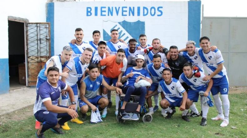 Leíto Ibarra junto al plantel de Unión Del Viso..