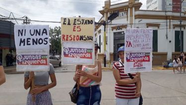 NI UNA MENOS. La consigna que se leyó ayer en los semáforos de Pilar. .