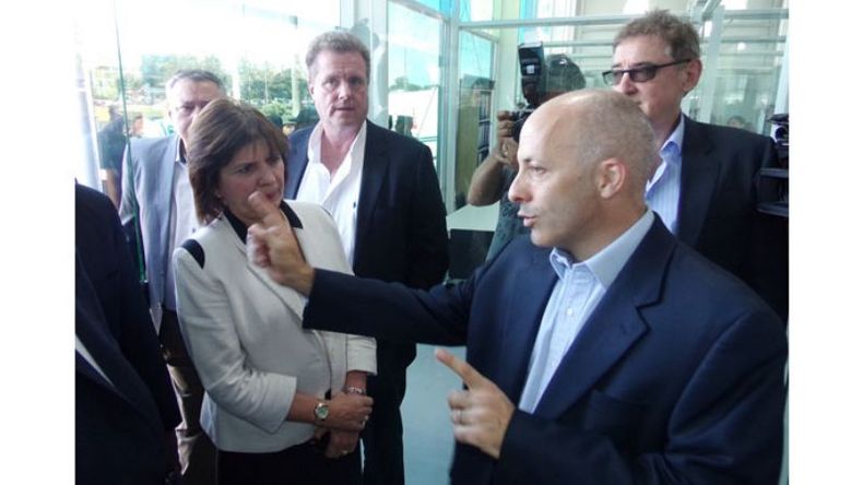 VISITA GUIADA. Ducoté le muestra el lugar a la ministra Bullrich. .
