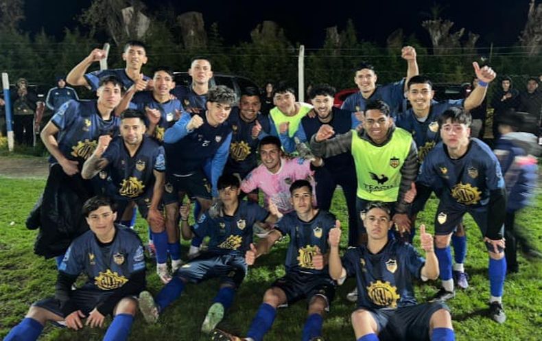 FESTEJO. Los jugadores de Metalúrgico sonríen tras ganarle por penales a San Alejo en su cancha.