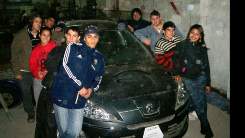 Los chicos, con el Peugeot con el cual estudian, experimentan y aprenden..