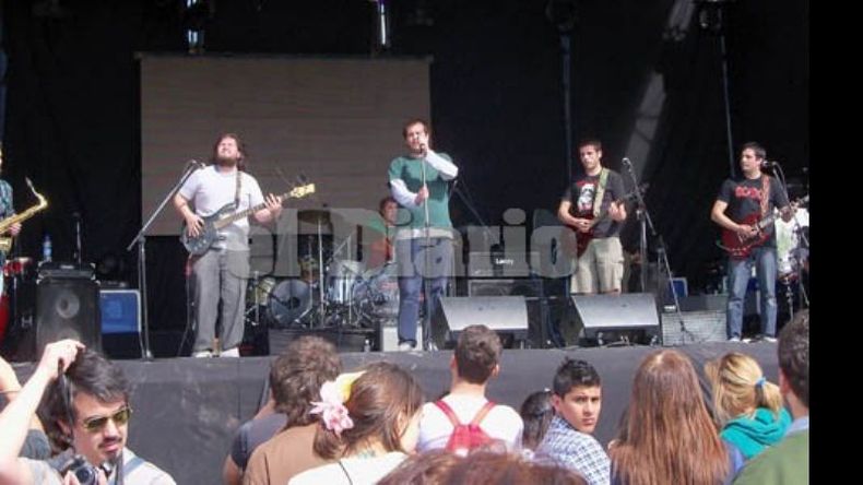 Pedal. Varias bandas y artistas pasaron por los escenarios montados en el predio Piané, que recibió a más de 10 mil personas. Entre ellos estuvo El Pedal cuyos músicos le pusieron ritmo a la espera del número central a cargo de Los Auténticos Decadentes, el punto más alto de la jornada festiva..