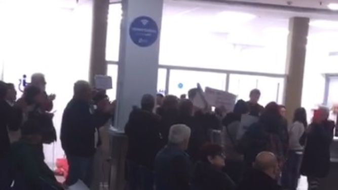 PROTESTA. El viernes, jubilados reclamaron en las oficinas de PAMI.