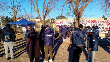 Trabajadores de ILVA manifestándose en el Parque Industrial Pilar.