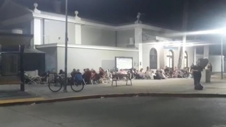 Gente pasando la noche en la estación..