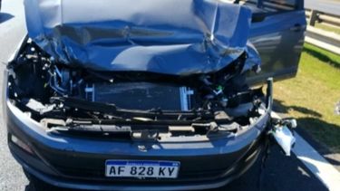 DAÑOS. Así quedó el VW Polo tras impactar contra la camioneta.
