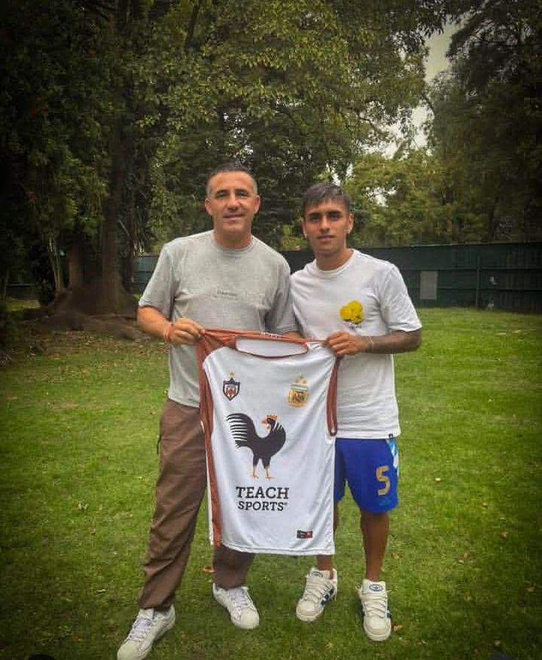 CAMISETA. Delgado posa junto al presidente de Metalúrgico, Emiliano Gallo.