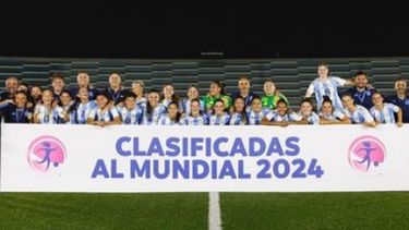 Belén Ludueña y Annika Paz con la Selección Argentina Sub 20 celebrando la clasificación al Mundial.