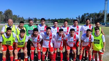 EQUIPO. La formación de Atlético Pilar que goleó en la Ciudad Deportiva.