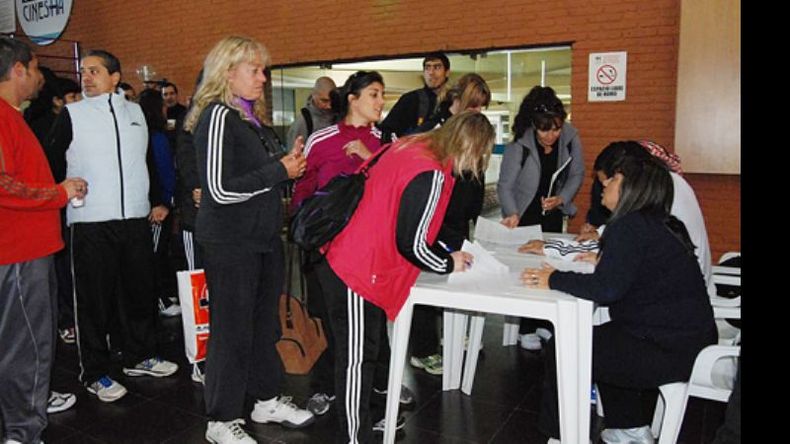 Los participantes dan su presente antes de ingresar al salón de conferencias..