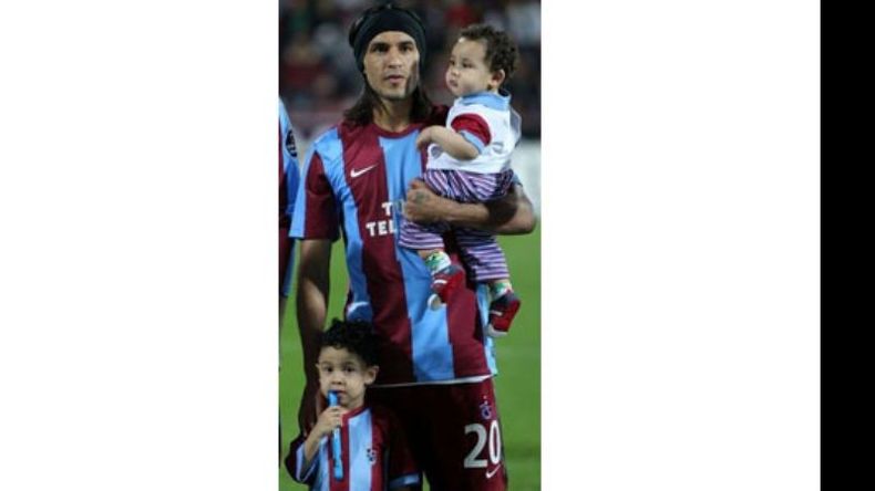 Embajador. Gustavo Colman junto a sus dos hijos, antes de un partido del Trabzonspor..